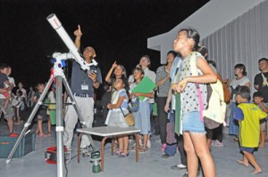 雲の間の星を観察する参加者ら＝１４日、龍郷町りゅうがく館