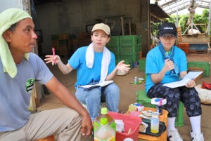 映像コンテンツの制作に向けて、農家を取材する島キャン生の（右から）小峰さんと髙橋さん＝１６日、和泊町伊延