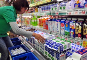 牛乳など消費の多い生鮮食品を多めに仕入れて船便欠航に備える小売店＝１９日、奄美市名瀬