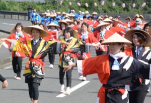 村内の婦人会が息の合った踊りを披露したパレード＝５日、宇検村湯湾