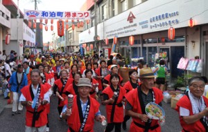 にぎやかな踊り連が続いたパレード＝４日、和泊町和泊