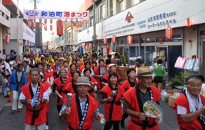 にぎやかな踊り連が続いたパレード＝４日、和泊町和泊