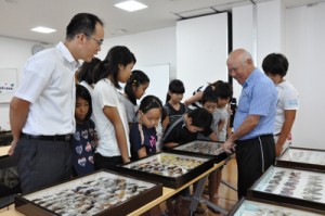 同日開催された標本名付け会・相談会で昆虫を紹介する碇山弘治さん（左）＝１７日、龍郷町のりゅうがく館