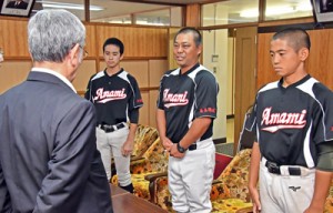 朝山市長に離島甲子園出場の抱負を語る奄美市選抜の平原監督（中央）ら＝３日、奄美市役所