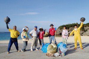 早朝の海岸清掃を続ける「海謝美」メンバー＝与論町