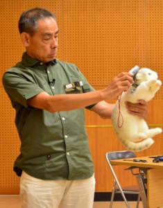 在来生物保護と猫の適正飼育を訴えた鳥飼さん＝１１日、県立奄美図書館