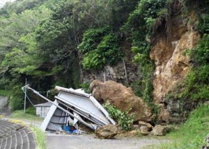 巨岩の下敷きとなった倉庫＝２２日、徳之島町亀徳