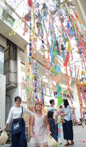華やかなささ飾りが登場した中央通りアーケード＝１４日、奄美市名瀬
