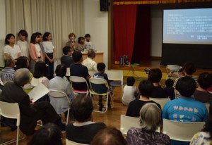 徳之島を舞台に制作した短編映画を紹介する学生ら＝２３日、徳之島町井之川