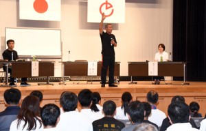 剣士の育成方法などを語った（左から）内村さん、亀井さん、細田さん＝４日、徳之島町亀津