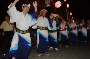  そろいの浴衣姿で唄を掛け合い、八月踊りを楽しむ参加者＝４日、奄美市名瀬