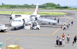 沖永良部島空港に到着した那覇発のＪＡＣ機＝７月３１日、和泊町