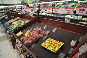 フェリーの欠航が続き品薄となったスーパーの商品棚＝２３日、Ａコープ和泊店