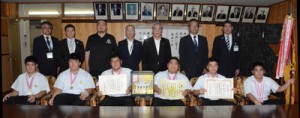 朝山市長を表敬訪問した朝日中相撲部メンバー（前列）＝１４日、奄美市役所