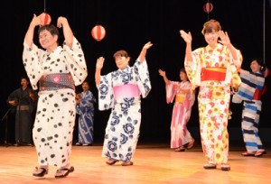  出演者が島唄や歌謡ショーを披露して観客を魅了した「シマあすびの夕べ」＝２日、奄美文化センター