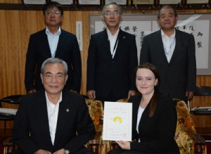  奄美市の国際交流員に任命されたローズマリーさん＝６日、奄美市名瀬