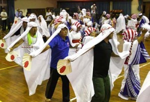 老若男女が五穀豊穣を祈願した「ムチタボリ」＝１５日、徳之島町手々