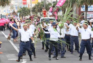 約８７０人が参加したどんどん祭りパレード＝１２日、徳之島町亀津