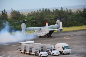 緊急着陸した米海兵隊のＭＶ２２オスプレイ。着陸の約１時間半後、エンジンを再始動させ、その後離陸した＝１４日午後７時ごろ、奄美市笠利町の奄美空港