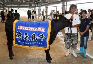 グランドチャンピオンに輝いた清裕次さん（左）の「めぐみ号」＝２２日、天城町三京