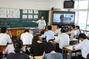 群島内の小中学校教員ら約１８０人が参加した大島地区オープンサポート教科フォーラム＝２４日、奄美市名瀬