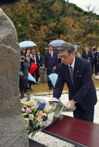 対馬丸慰霊碑に献花する翁長知事＝２０１７年１１月２６日、宇検村宇検