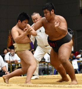 【団体決勝・朝日―焼津港】突き出しを決める朝日の先ぽう濱口＝１９日、山口県の岩国市総合体育館