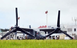 奄美空港に緊急着陸した米軍の輸送機オスプレイ＝６月５日、奄美市笠利町