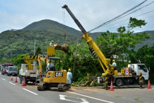 停電解消に向け急ピッチで進む復旧作業＝２２日午前１１時すぎ、龍郷町龍郷