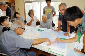 瀬戸内町北部・西側コースの見どころや課題について意見を出し合う参加者ら＝２８日、同町篠川