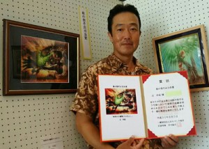  絵の街そお３号展で市長賞を受賞した辻さん（提供写真）