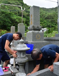 旧盆入りを前に、墓掃除に取り組む住民＝２２日、奄美市名瀬