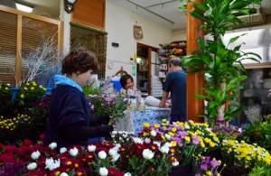 台風に備え空輸で切花を仕入れた生花店＝２２日、奄美市名瀬の「フラワーショップ花盛」