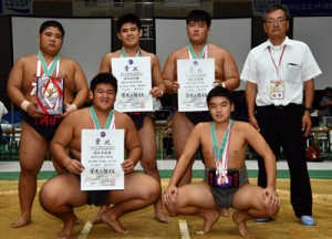 準優勝した朝日。（前列左から）濱口、市田、（後列左から）西加、蘇畑、栄、今村監督＝１９日、山口県の岩国市総合体育館