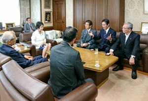 上川法務大臣に青少年支援活動を報告する（右から）朝山奄美市長、ゆずり葉の郷の三浦所長ら＝２９日、法務省大臣室