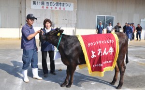  グランドチャンピオンに輝いた「しおり」と川上さん親子＝７日、与論町