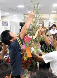 七夕の飾り付けを楽しむ子どもたち＝６日、徳之島町亀津