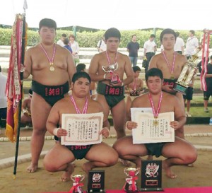 相撲の団体を制した朝日の選手たち（提供写真）