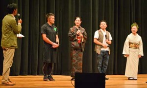 舞台あいさつした（右から）朝崎さん、渡辺監督、成瀬さん、山下さん＝１７日、龍郷町