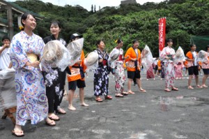 浴衣姿で八月踊りを披露する生徒ら＝９日、奄美市名瀬