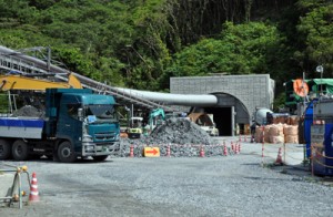 掘削工事が順調に進んでいる宮古崎トンネルの国直側坑口＝２１日、大和村