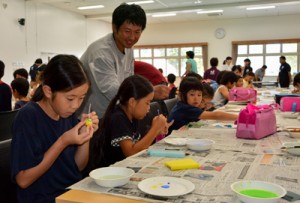 本物そっくりのルリカケスの卵に色を塗る児童ら＝１５日、龍郷町  