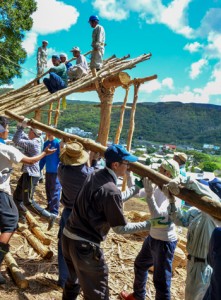 ショチョガマを組み立てる秋名・幾里の住民と他地区のボランティアたち＝２日、龍郷町秋名