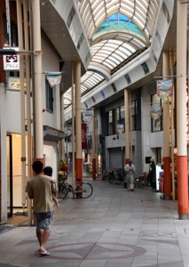 閑散とした奄美市名瀬の中心商店街＝２９日、午後１時１５分ごろ