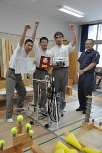 県高校ロボット競技大会で準優勝した（左から）平さん、瀧田さん、中村さん、小薗教諭＝３日、奄美市名瀬の奄美高校