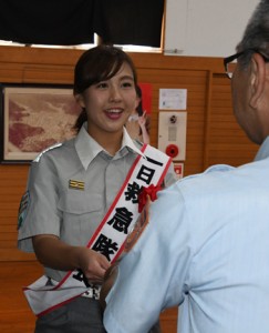 一日救急隊長に任命された田原さん＝７日、奄美市名瀬の大島地区消防組合消防本部