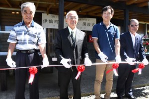 テープカットで開所を祝う近藤社長（右から２番目）＝１日、同町伊仙