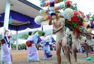 ２地区で華やかさを競った西阿室集落伝統の踊り「テンテン」＝２３日、瀬戸内町