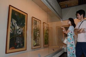 一村の作品を鑑賞する来場者＝２９日、奄美市笠利町の県奄美パーク・田中一村記念美術館