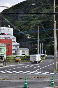 来年度に事業を再開する方針が示されたおがみ山バイパスの整備予定地＝２１日、奄美市名瀬